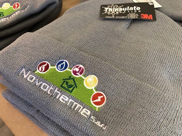 Hochwertige Bestickung auf Mützen